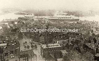 Historisches Foto / Luftaufnahme von der Hamburger Neustadt; Blick über den Schaarmarkt zur Elbe. Ozeanriesen, Passagierdampfer liegen an der Überseebrücke.