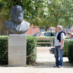 Karl Marx Bronzebüste in Neuruppin - Künstler Fritz Cremer.