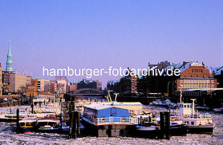 Anleger im Hamburger Binnenhafen / Zollkanal - Gebäude der Speicherstadt, Hamburger Freihafen um 1970.