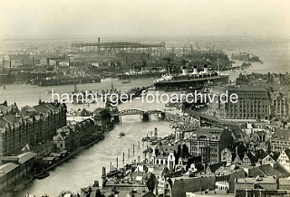 Historische Ansicht vom Hafen der Hansestadt Hamburg. Blick über den Zollkanal und der Niederbaumbrücke zur Überseebrücke.