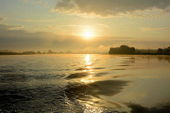 Sonnenaufgang über der Elbe bei Havelberg.