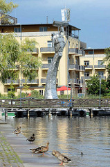 Moderne Edelstahlskulptur Parzival am See - Höhe 17 Meter, Künstler Matthias Zágon Hohl-Stein. Einweihung 1998 zur Verleihung des Namens Fontanestadt.