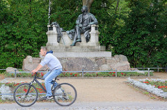 Seit 1998 trägt die Stadt Neuruppin offiziell den Beinamen Fontanestadt - der Romancier Theodor Fontane wurde 1819 in Neuruppin geboren. Das Denkmal wurde 1907 eingeweiht - Bildhauer Prof. Max Wiese.