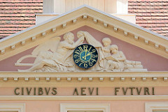 Giebel vom Alten Gymnasium in Neuruppin, 1790 eingeweiht. Inschrift CIVIBUS AEVI FVTVRI - Den Bürgern des künftigen Zeitalters.