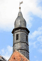 Turm mit Schieferschindeln - Siechenkapelle St. Laurentius in Neuruppin; erbaut 1491 - spätgotischer Backsteinbau.