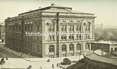 Historische Architektur in der Hansestadt Hamburg - Naturhistorisches Museum am Steintorwall - im Vordergrund ein Ausschnitte der ersten Warmbadeanstalt Europas am Schweinemarkt.