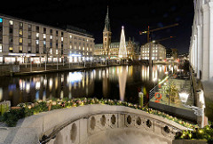 Die Hansestadt Hamburg zur Weihnachtszeit - Blick über die Kleine Alster zum Hamburger Rathaus / Weihnachtstanne.