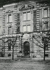 Eingangsportal vom Naturhistorischen Museum am Steintorwall in der Hamburger Innenstadt.