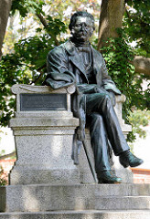 Seit 1998 trägt die Stadt Neuruppin offiziell den Beinamen Fontanestadt - der Romancier Theodor Fontane wurde 1819 in Neuruppin geboren. Das Denkmal wurde 1907 eingeweiht - Bildhauer Prof. Max Wiese.