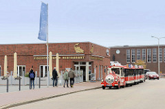 Fischereihafen in Cuxhafen - Restaurent und Touristenbahn auf Rundfahrt.