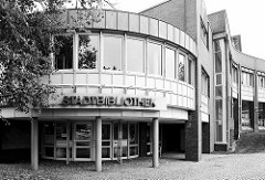 Moderne Verwaltungsarchitektur - Stadtbibliothek Cuxhaven, runder Eingangsbereich.