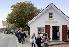 Souvenirshops / Touristen am Wehrbergsweg in Duhnen an der Nordsee.