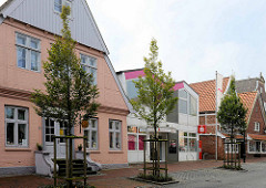Marktstraße von Otterndorf - historische Wohnhäuser / Geschäftshäuser mit Einzelhandel - modernes Verwaltungsgebäude, 1970er Jahre Architektur einer Sparkasse.