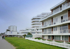Moderne Bäderarchitektur am Deich von Duhnen / Cuxhaven; mehrstöckige Gebäude / Wohnanlagen / Apartmenthäuser mit Ferienwohnungen.
