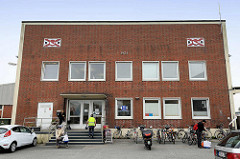 Architektur der 1960er Jahre, Verwaltungsgebäude am Heringskai in Cuxhaven - jetzt auch Sitz der Cuxhavener Tafel.