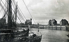 Altes Bild vom Fischereihafen in Cuxhafen - Masten der Fischkutter; im Hintergrund das Gebäude der Wetterstation DWD / Deutscher Wetterdienst in Cuxhaven.