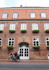 Eingang Hadler Haus; erbaut 1792 als Kaufmannshaus und Kornspeicher - im 19. Jahrhundert als Hotel, später dann als Finanzamt. Seit 2011 ist es das Amtsgebäude der Samtgemeinde Land Hadeln.