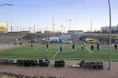 Sportplatz / Fussballplatz in der Hamburger Hafencity beim Lohsepark - im Hintergrund die Oberhafenbrücke.