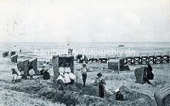 Historische Fotografie vom Badeort Duhnen an der Nordsee - Sandburgen mit Strandkörben; Badegäste, Frauen und Mädchen mit Kleidern und Hüten, Jungs mit Mützen.