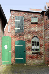 Schuppen mit Holztüren - Hinterhof in Otterndorf.