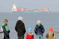 Containerschiff / Frachter auf der Elbe - Touristen am Ufer bei Otterndorf.
