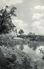 Teich am Donnerschloss; im Hintergrund der Turm vom Schloß, dass 1855 im gotischen Stil errichtet, Architekt Johann Heinrich Strack, Bauherr Bernhard Donner.