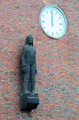 Skulptur - Seemann beim Fischversandbahnhof in Cuxhaven - Keramikfigur, Bildhauer Richard Kuöhl.
