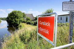 Ortsschild Curslack / Corslok im Hamburger Bezirk Bergedorf - lks. der Schleusengraben.