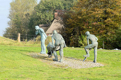 Keen nich will dieken, de mutt wieken - Skulptur zum Gedenken an das Eindeiche in Otterndorf; Entwurf / Ausführung Bildhauer Müller-Belecke, 1996.