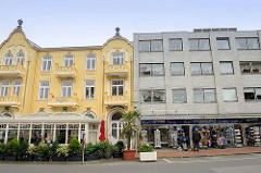 Alt + Neu; historische Bäderarchitektur, Hotel  mit farbig abgesetzter Fassade / Jugendstil Restaurant mit Wintergarten - schlichter Kastenbau mit Ziegelverblendung - Souvenirshop in Duhnen / Cuxhaven.