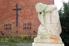 Skulptur Trauernde Frau / Mutter - Gedenkstätte der Weltkriege bei der St. Severi Kirche in Otterndorf.
