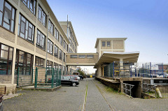 Architektur der 1960er Jahre - Verladerampe für Güterzug; Fischereihafen in Cuxhafen.