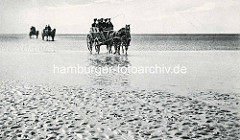Historisches Foto von Wattwagen im Wasser - Personenwagen mit Touristen von Pferden gezogen auf den Weg zur Insel Neuwerk.
