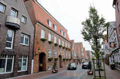 Marktstraße von Otterndorf - lks. das Hadler Haus mit der Stadtscheune; erbaut 1792 als Kaufmannshaus und Kornspeicher - im 19. Jahrhundert als Hotel, später dann als Finanzamt. Seit 2011 ist es das Amtsgebäude der Samtgemeinde Land Hadeln.im 19. Jah