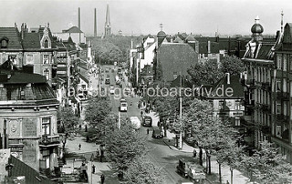 Historische Ansicht von der Wandsbeker Marktstraße - mehrstöckige Gründerzeitgebäude, Geschäftshäuser - Wohngebäude mit Ladengeschäften - im Hintergrund die Christuskirche am Wandsbeker Marktplatz.