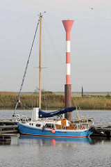 Sportboothafen / Marina an der  Medem in Otterndorf - Blick auf das Leuchtfeuer / Leuchtturm.