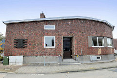 Backsteinarchitektur am Bahnhof von Cuxhaven - Hamburg Wappen mit Fischen.