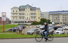 Bäderarchitektur am Hafen von Cuxhafen - historisches Hotelgebäude / Hotel Continental mit modernem Dachaufbau - daneben Gebäudekomplex mit Ferienwohnungen.