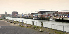 Blick vom Meinkenkai zum Nordseekai im Alten Fischereihafen von Cuxhaven. Der Alte Fischereihafen wurde Anfang 2017 vom niedersächsischen Hafenbetreiber Niedersachsen Ports an die Cuxhavener Plambeck Holding verkauft.  Dieser Hafenbereich soll für