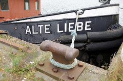 Schiffsbug - Schiffstau am Poller, Schiffsname Alte Liebe - Heringskai im Cuxhavener Fischereihafen.