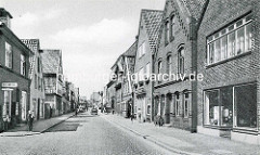 Altes Foto von der Marktstraße in Otterndorf - Wohnhäuser mit Geschäften.