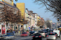 Geschäftshäuser / Einkaufscentrum Quaree an der Wandsbeker Marktstraße im Hamburger Stadtteil Wandsbek - schnell fahrende Autos.