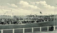 Altes Bild von Cuxhaven -  Segelregatta, Zuschauer stehen bei der Badeanstalt - Flaggen Deutsches Kaiserreich und Hansestadt Hamburg.