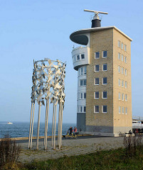 Radarturm Cuxhaven - Metall Skulptur Vogelflug in Freiheit verbunden - Entwurf Bildhauer Frijo Müller-Belecke