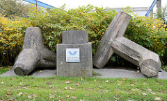 Wellenbrecher / Tetrapode aus seewasserfestem Beton - Schaustücke an der Neufelder Straße in Cuxhaven.