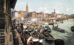 Blick in den Hamburger Binnenhafen  - Barkassen und Schuten liegen eng im Hafen - re. der Zollkanal.
