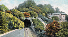 Historische, colorierte Ansicht vom Schellfischtunnel der Altonaer Hafenbahn am Elbberg; Einfahrt in den  961m langen Tunnel, der zum Altonaer Bahnhof führt.