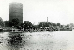 Hamburg Rothenburgsort in der Vorkriegszeit: Binnenschiff am Landungssteg in der Billwerder Bucht, Hafenkräne - einzelne Häuser am Ausschläger Elbdeich - Gasometer.