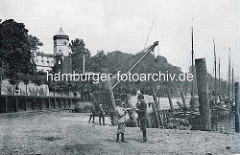 Historische Ansicht vom Altonaer Hafen - Fischkutter / Ewer am Kai, Kinder mit Angel. Im Hintergrund der Turm vom Donnerschloss - 1855 im gotischen Stil errichtet, Architekt Johann Heinrich Strack, Bauherr Bernhard Donner.