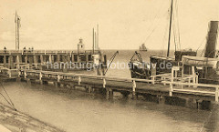 Holzsteg / Landungsbrücke an der Alten Liebe in Cuxhaven.